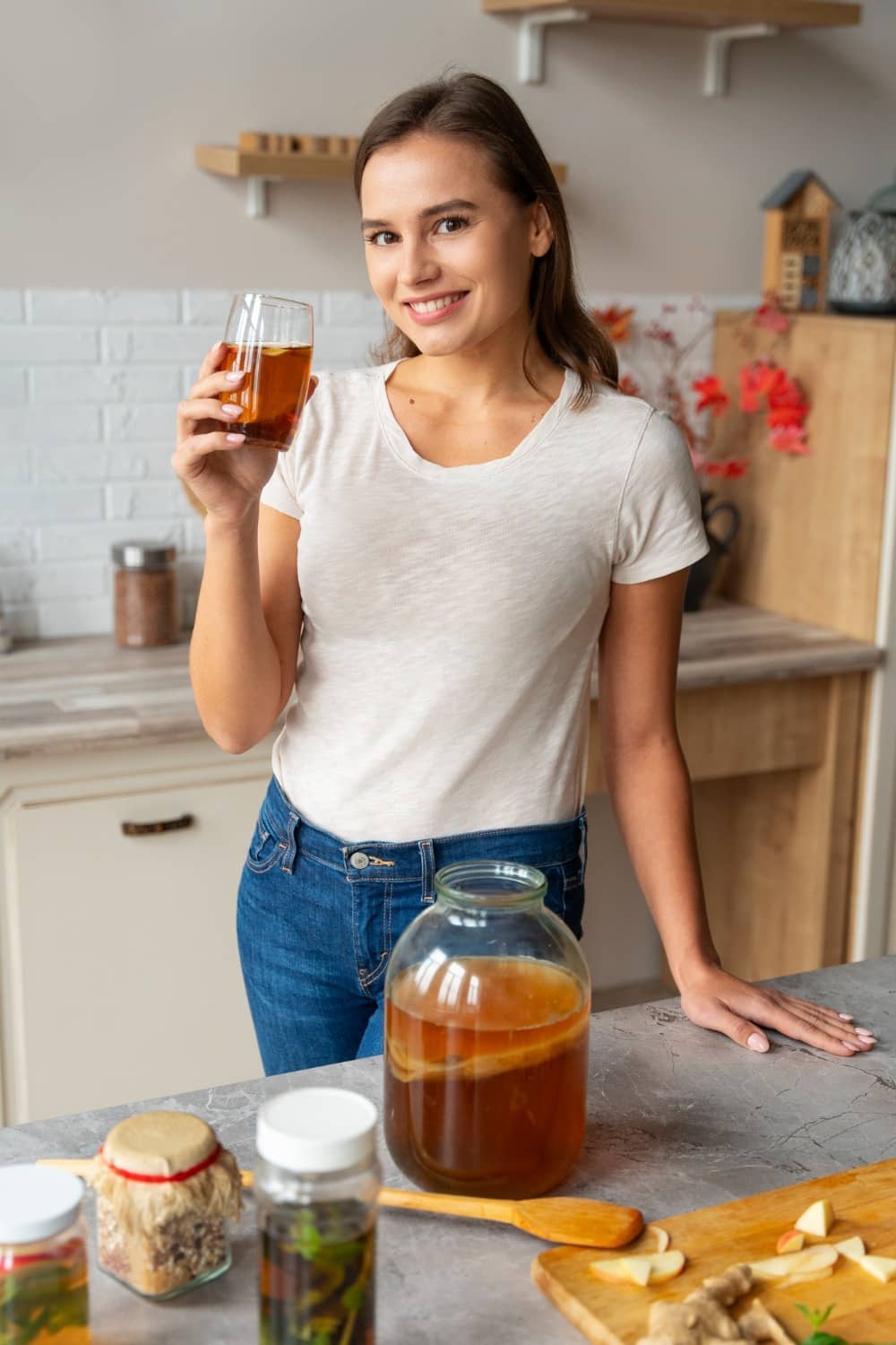 Mujer sonriendo con frasco de miel artesanal en cocina